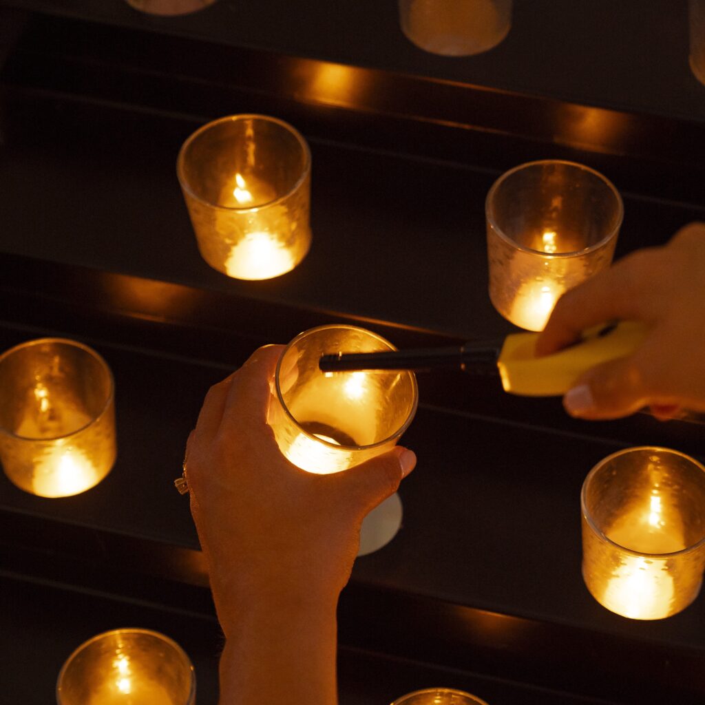 Caroveni internacional - Foto de velas en homenaje - Sepelios - Biositios - Obituario
